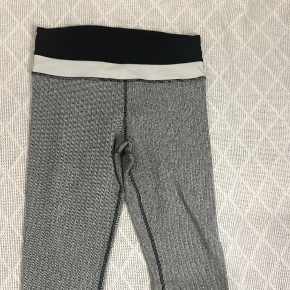 Lululemon leggings women’s Size 6. Terry and cotton material like herring bone