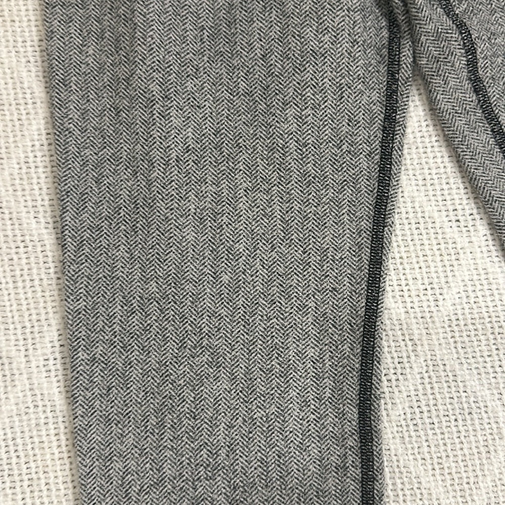 Lululemon leggings women’s Size 6. Terry and cotton material like herring bone