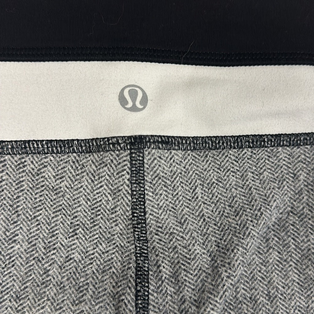Lululemon leggings women’s Size 6. Terry and cotton material like herring bone