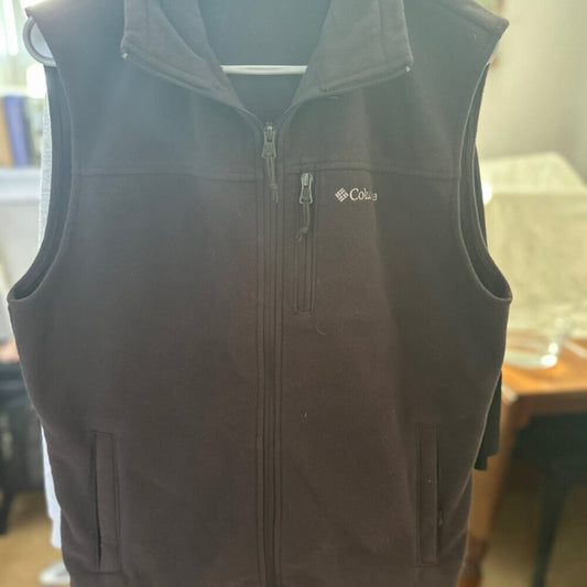 Men’s Columbia Vest is like new condition size