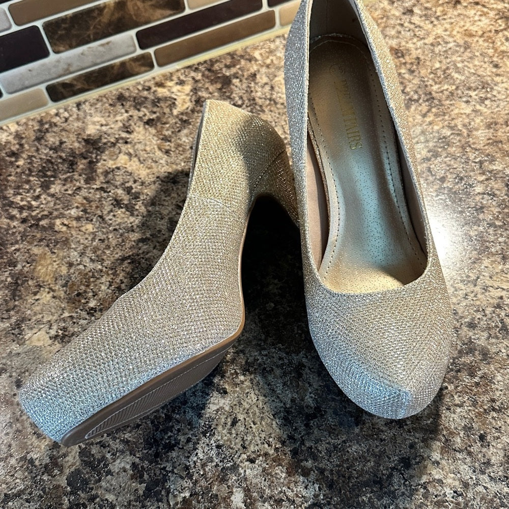 Dream Pairs 2 Inch Gold Sparkly Heels size 9.5