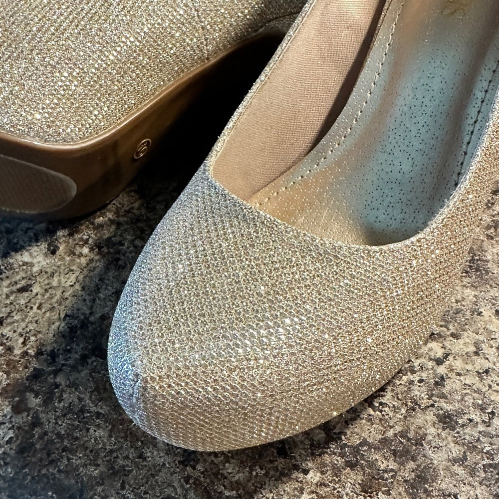 Dream Pairs 2 Inch Gold Sparkly Heels size 9.5