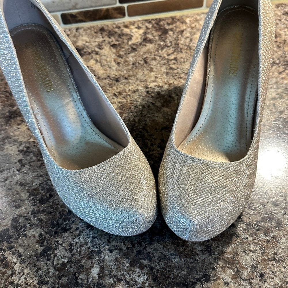 Dream Pairs 2 Inch Gold Sparkly Heels size 9.5